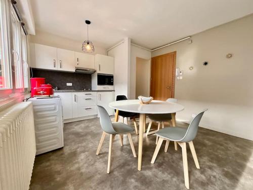 Кухня или кухненски бокс в Les Violettes, bel appartement au centre-ville