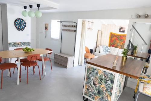 une cuisine et un salon avec une table et des chaises dans l'établissement Maison au calme, à Villeneuve-Loubet