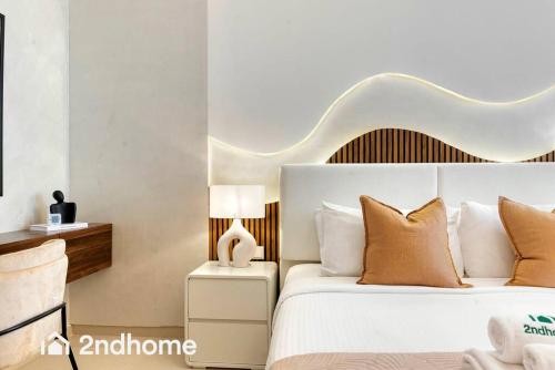 1 dormitorio con 1 cama grande y cabecero blanco en Brandnew Building - Aykon Tower, Business Bay en Dubái