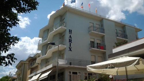 un edificio con un cartello sul lato di Arix Hotel a Rimini