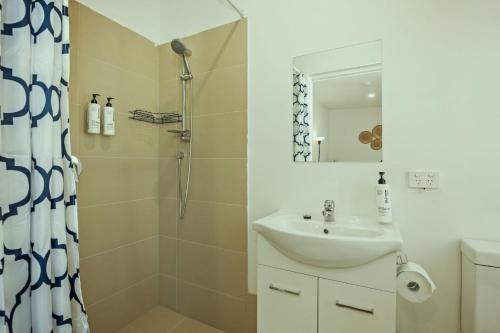 uma casa de banho com um lavatório e um chuveiro em Stellar Residence #2 em Adelaide