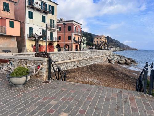 a view of a beach with buildings and the water at Le finestre sul mare in Rio Marina