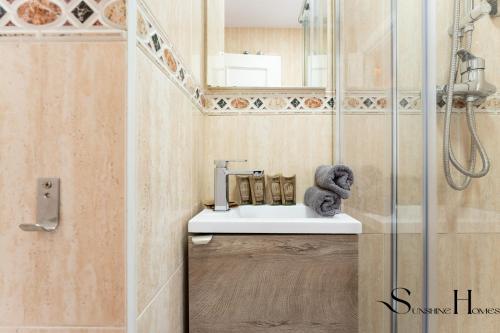 une salle de bain avec lavabo et douche dans l'établissement Central Seaside Lux 1min away to beach with Terrace, à Fuengirola