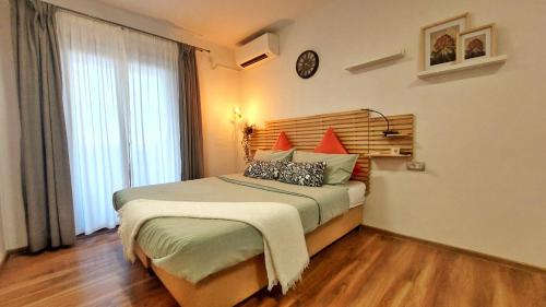 una camera con un letto e un orologio a muro di Rooms and Apartment Matosevic a Rovigno (Rovinj)