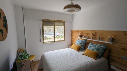a bedroom with a bed and a window at El aparta de Ampa in Playa de Gandia