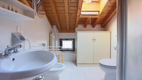 y baño con lavabo y aseo. en Italianway - Panoramic Dream House en San Fedele Intelvi