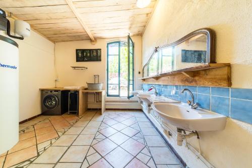 Koupelna v ubytování Le Travers Ajoux - Camping Gîte Évènement