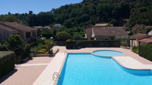 une piscine au milieu d'une maison dans l'établissement Maisonnette au calme, à Villeneuve-Loubet