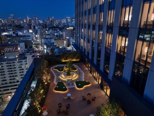 東京的住宿－OMO5 Tokyo Gotanda by Hoshino Resorts，建筑在晚上可欣赏到城市美景