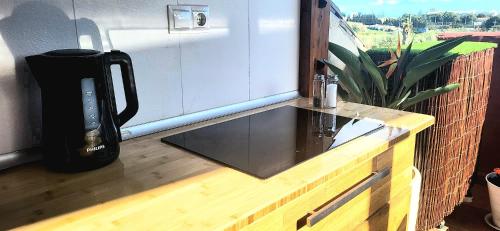 um balcão de vidro numa varanda com um dispensador de bebidas em Selwo Studio em Estepona