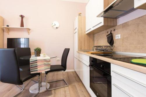 cocina pequeña con mesa y fogones en Apartment Fiume, en Rijeka