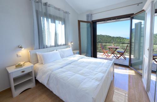 Ένα ή περισσότερα κρεβάτια σε δωμάτιο στο VILLA BOUGARINI Haven Family Villa Rock pool oasis