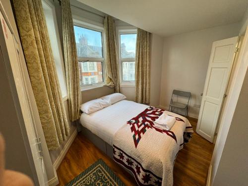 ein kleines Schlafzimmer mit einem Bett und einem Fenster in der Unterkunft 36 Pandora hotel in London