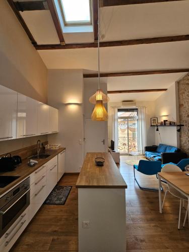 Il comprend une cuisine et un salon avec une table. dans l'établissement LA MAISON SUR LE PORT 4 pers vue mer, à Cassis