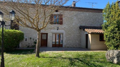 Jolie maison avec cheminée, à la campagne