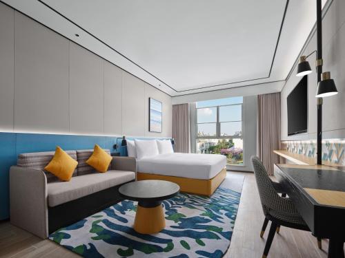 a living room with a couch and a table at Hilton Garden Inn Kunming Dianchi in Kunming