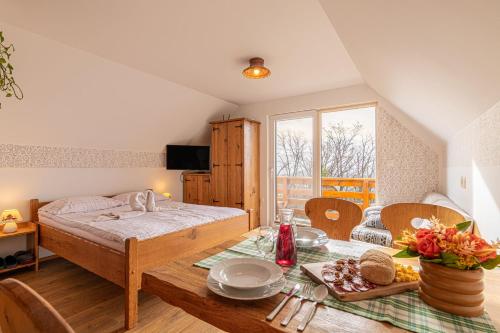 Habitación con cama y mesa de comedor. en Vineyard Cottage Rataj 2 Wellness - Happy Rentals, en Novo Mesto