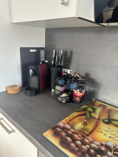 a kitchen counter with a counter top with a coffee maker at CityLake G23 Apartments mit kostenloser Parkmöglichkeit !! in Gmunden