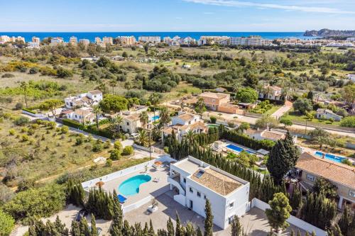 een luchtfoto van een villa met zwembad bij Casa Scorpio in Jávea