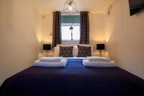 チェスターにあるMoray Court Chester City Centre Studio Apartment by Rework Accommodationのベッドルーム1室(青いベッド1台、枕付)、窓が備わります。