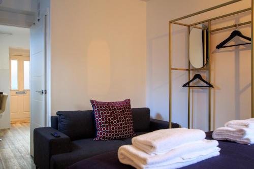 チェスターにあるMoray Court Chester City Centre Studio Apartment by Rework Accommodationのソファと鏡のあるリビングルーム
