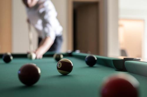 Biliár nebo kulečník v ubytování Alpine Spa Resort Viktoria