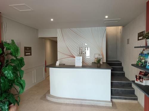 The lobby or reception area at Hôtel-restaurant Les Colonnades