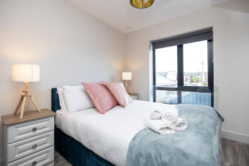 1 dormitorio con 1 cama grande y ventana en 4Bed, 3.5Bath House near National Stadium, Dublin, en Dublín