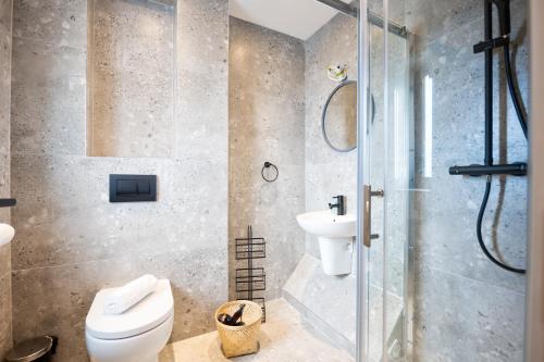 y baño con ducha, aseo y lavamanos. en 4Bed, 3.5Bath House near National Stadium, Dublin, en Dublín