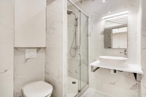 パリにあるPick a Flat's Apartment in le Marais -Camvdt2の白いバスルーム(トイレ、シンク付)