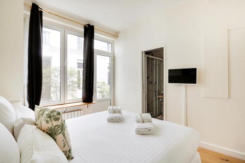 パリにあるPick a Flat's Apartment in le Marais -Camvdt2の白いリビングルーム(白いソファ、窓付)