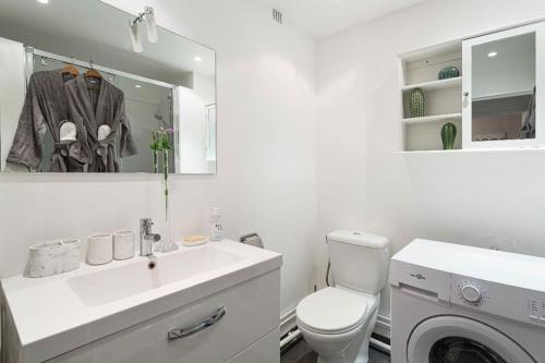 a bathroom with a sink and a washing machine at Appartement 75006 paris ! in Paris