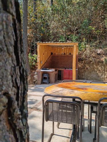 a table and chairs in front of a building at Finca Chuchiyá cabañas Tecpan in Tecpán Guatemala