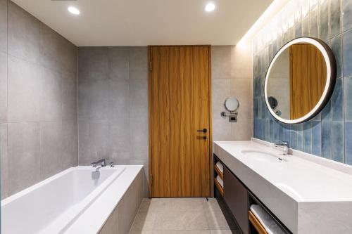 Bilik mandi di voco Chiayi by IHG
