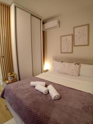 een slaapkamer met 2 handdoeken op een bed bij Blue apartment in Budva