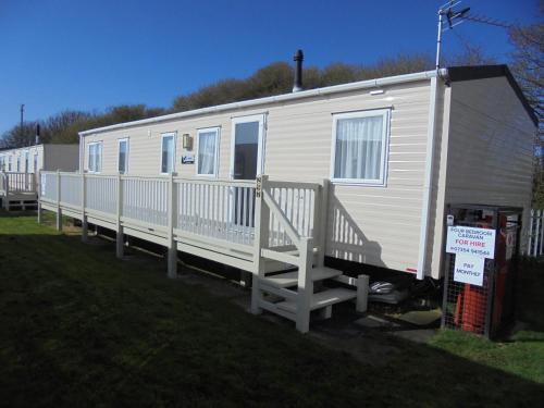 a row of white mobile homes parked in a yard at Seaview Ingoldmells Linwood II 10 Berth, 4 Bedrooms, Central heated in Ingoldmells