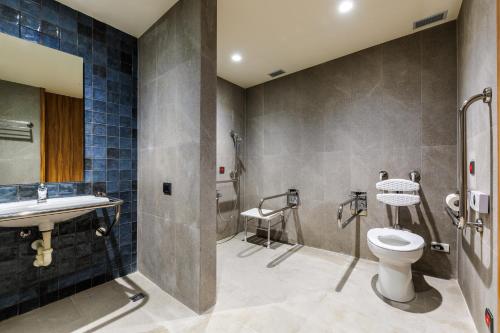 Bilik mandi di voco Chiayi by IHG