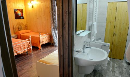 un bagno con lavandino, servizi igienici e un letto di La Teresa B&B a Copertino