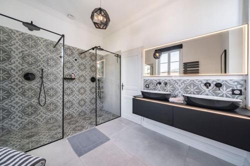 une salle de bain avec deux lavabos et une douche dans l'établissement Cannes centre maison bourgeoise, à Cannes