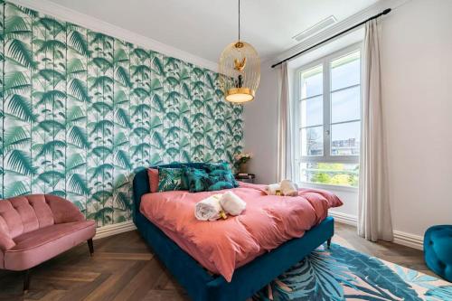 een slaapkamer met een bed met twee knuffels erop bij Cannes centre maison bourgeoise in Cannes
