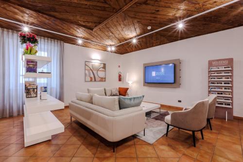 uma sala de estar com um sofá e uma televisão em Palazzo della Città em Agnone