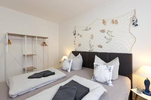 ein Schlafzimmer mit einem Bett mit zwei Kissen in der Unterkunft Bungalow Seestern - b47691 in Malchow