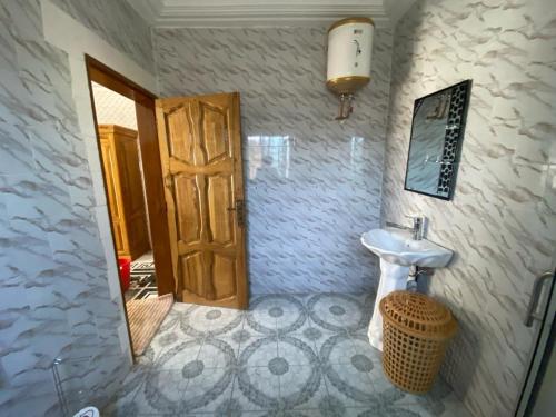 W łazience znajduje się umywalka i lustro. w obiekcie The Girls Guest house w mieście Bandżul