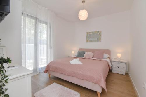 מיטה או מיטות בחדר ב-Villa Neva ZadarVillas
