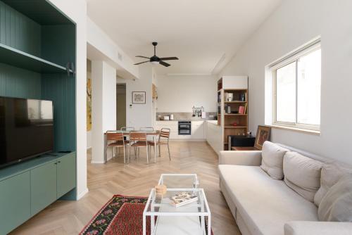 sala de estar con sofá blanco y mesa en Exquisite Home on Rothschild Bld by FeelHome, en Tel Aviv