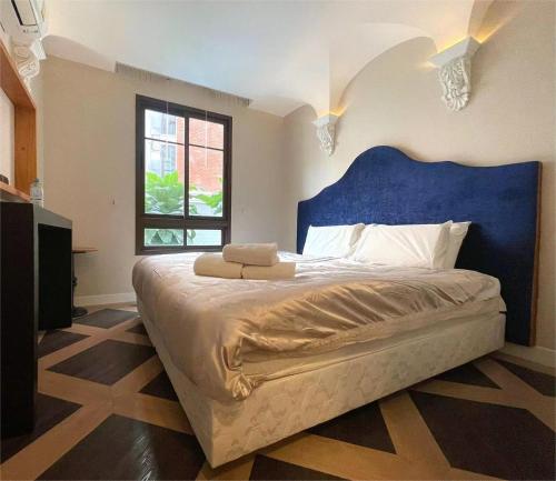 Espana Resort Brand New one bedroom apartment في جومتين بيتش: غرفة نوم مع سرير كبير مع اللوح الأمامي الأزرق