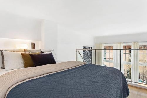 Katil atau katil-katil dalam bilik di Spectacular loft in the middle of Oslo City Centre