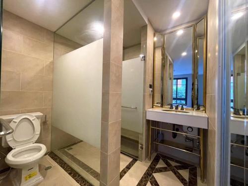 e bagno con servizi igienici, lavandino e doccia. di Espana Resort Brand New one bedroom apartment a Jomtien Beach