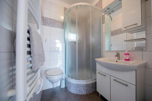 PalitにあるApartments Larissa and Marcelaのシャワー、洗面台、トイレ付きのバスルーム