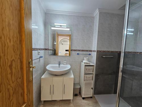 bagno con lavandino e doccia di Apartamento Benimar Beach a Benidorm
